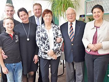 Wolfgang Rang (Zweiter von rechts) mit (von links) Benjamin und Maximilian (Enkel), Schwiegertochter Nicole, Sohn Jörg, Ehefrau Marianne und Zweiter Bürgermeisterin Angela Hofmann  Foto: K.- H. Hofmann