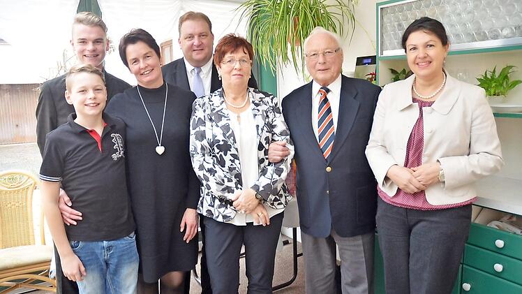 Wolfgang Rang (Zweiter von rechts) mit (von links) Benjamin und Maximilian (Enkel), Schwiegertochter Nicole, Sohn Jörg, Ehefrau Marianne und Zweiter Bürgermeisterin Angela Hofmann  Foto: K.- H. Hofmann
