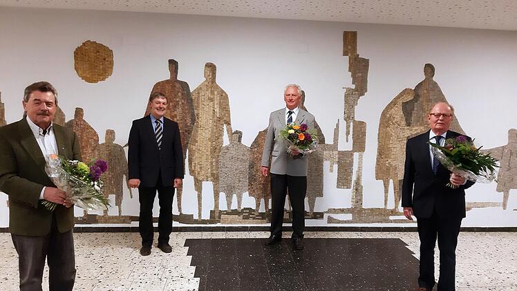 Von Bürgermeister Gerhard Wunder (Zweiter von links) gewürdigt und verabschiedet wurden (von links) Richard Rauh, Bruno Beierlorzer und Josef Schuberth. Susanne Deuerling