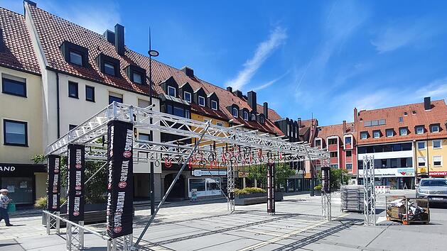 Die Aufbauarbeiten für das Spartan Race am Wochenende haben auf dem Eku-Platz begonnen. Foto: Romy Denk