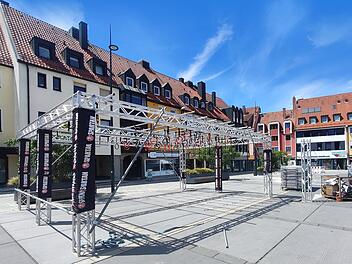 Die Aufbauarbeiten für das Spartan Race am Wochenende haben auf dem Eku-Platz begonnen. Foto: Romy Denk
