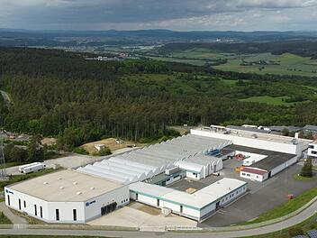 Nipro ist der größte Arbeitgeber in Münnerstadt und ein global agierendes Unternehmen in der Produktion pharmazeutischen Glases. Im Bild zu sehen ist das Werk 2 am oberen Schindberg.  Foto: Thilo Seit