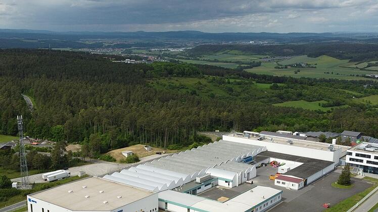 Nipro ist der größte Arbeitgeber in Münnerstadt und ein global agierendes Unternehmen in der Produktion pharmazeutischen Glases. Im Bild zu sehen ist das Werk 2 am oberen Schindberg.  Foto: Thilo Seit