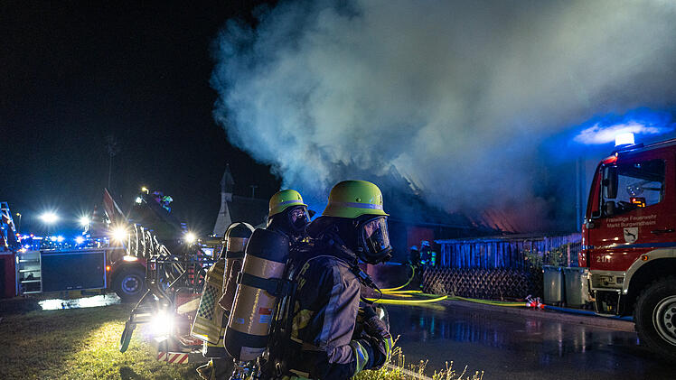 Nächtlicher Scheunenbrand im Landkreis Bamberg: Feuerwehr mit Komplikationen am Einsatzort