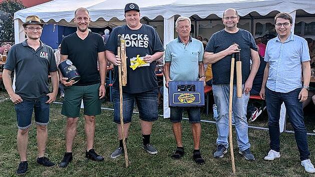 Siegerehrung nach dem Hahnenschlag (v.l.): Eric Märkl (MVE), Martin Göppner, Sascha Helmreich, Franz Kropp, Moderator Horst Amon und der Zweite Vorsitzende des MVE, Dr. Benedikt Krüger
