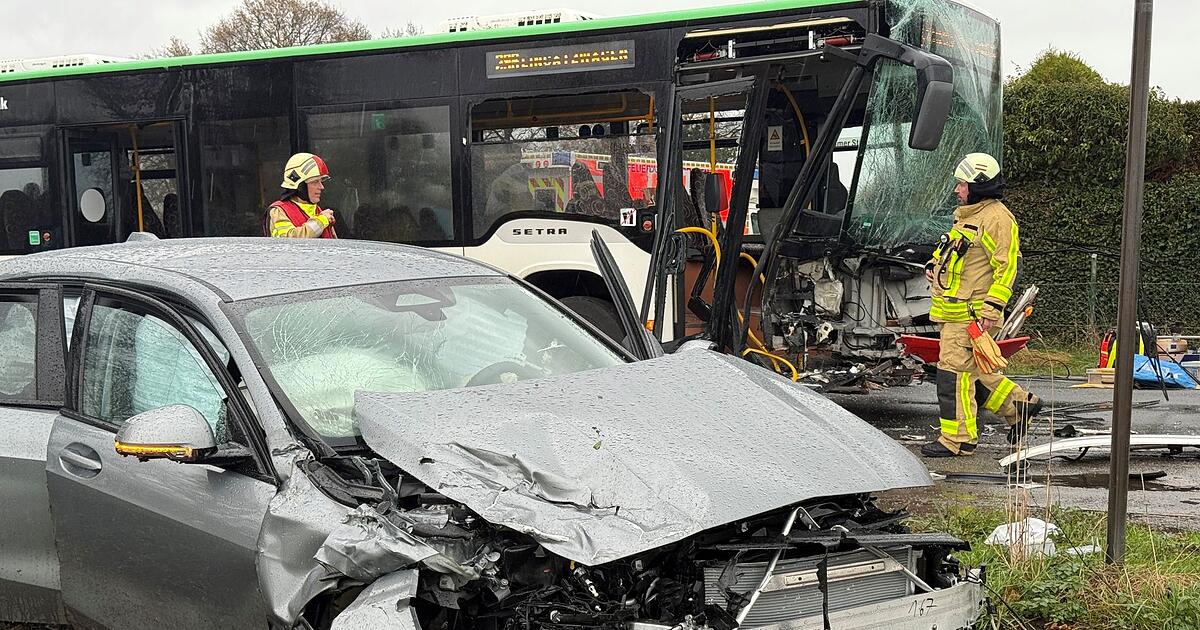 Bus-prallt-mit-Auto-zusammen-wohl-viele-Kinder-betroffen