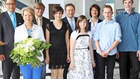 Bei der Verleihung (v.l.): Musikschulleiter Harald Streit, Stifterin Margit Ruckdeschel, Frank Wilzok, Preisträgerin Luise Heckel, OB Henry Schramm, Preisträgerin Verena Foit, Anja Gimpel-Henning (Förderverein), Preisträger Leonhard Hahn und Preisträger Hannes Ritschel.