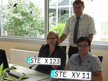 Die neuen Schilder sind ab kommender Woche erhältlich. Kirsten Scherer, der Leiter des Sachgebiets Verkehr, Harald Weis und Maritta Scheller (von links) freuen sich auf ein rege Nachfrage. Foto: p