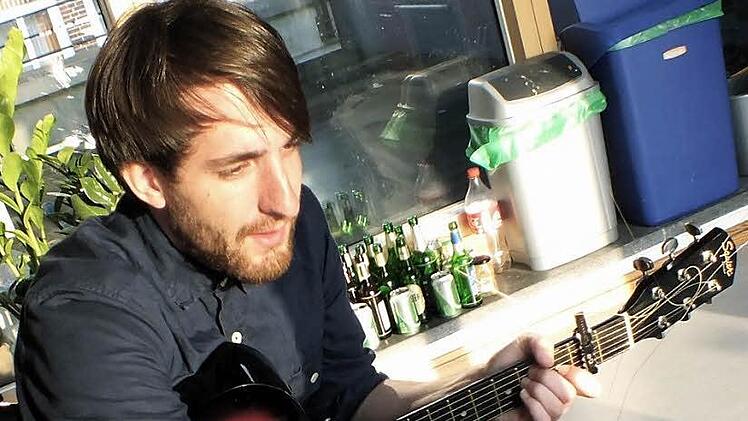 In seiner Studentenbude in Lübeck schreibt Andreas Liebert seine eigenen Songs.  Foto: privat