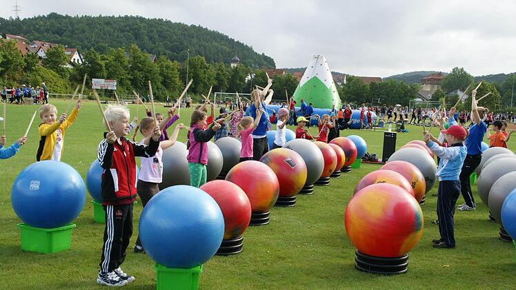 Wenn Pezzibälle zu Trommeln werden, sind alle dabei.