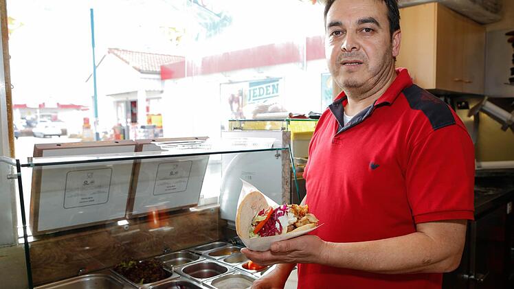 Mehmet Cetin in seinem Imbiss beim Rewe-MarktFoto: Matthias Hoch