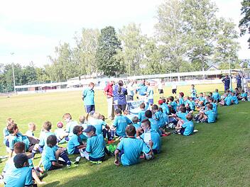 Bei der Siegerehrung gab es zum Abschluss der Ferienfußballschule zahlreiche Medaillen und DFB-Sportabzeichen für die jungen Fußballerinnen und Fußballer, die (stehend von links) Adrian Seitz (Kreisvorsitzender der Bayerischen Sportjugend), BLSV-Kreisvorsitzender Karl H. Fick, Lorenz Richter, Thomas Kolb (Raiffeisen-Volksbank Kronach-Ludwigsstadt) und stellvertretender Landrat Gerhard Wunder überreichten. Foto: Hartmut Neubauer
