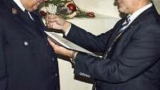 Bürgermeister Gerhard Wunder (rechts) überreicht Herbert Wessel die silberne Ehrennadel der Gemeinde Steinwiesen.