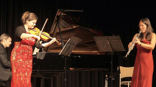Malwina Sosnowski (links) vertrat die erkrankte Viola- und Violinvirtuosin Barbara Buntrock würdig und spielte sich vom ersten bis zum letzten Ton in die Herzen der Zuhörer. An der Klarinette begeisterte Sayaka Schmuck, am Klavier Andreas Hering.  Foto: Sonny Adam