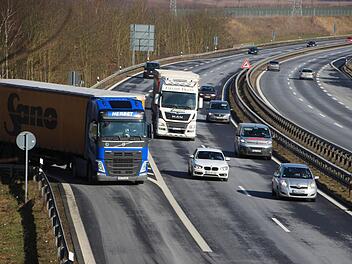 Es wird noch dauern, bis an der A 73 weiterer Lärmschutz für Ebensfeld kommt. Im Hintergrund ist der bereits bestehende Wall zu sehen. Foto: Tobias Kindermann
