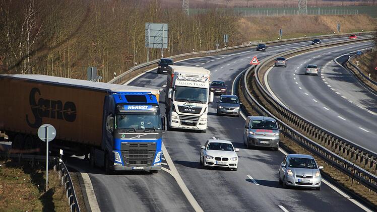 Es wird noch dauern, bis an der A 73 weiterer Lärmschutz für Ebensfeld kommt. Im Hintergrund ist der bereits bestehende Wall zu sehen. Foto: Tobias Kindermann