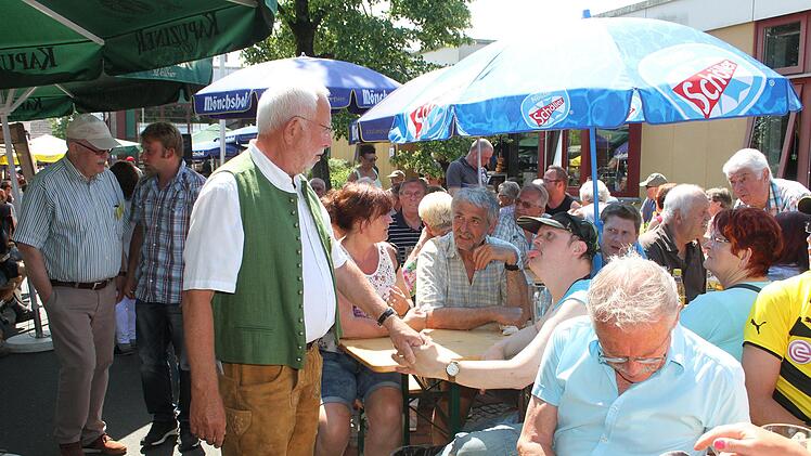 Der Vorsitzende Klaus Drescher und der zweite Vorsitzende Lothar Seyfferth mischten sich unter die Menschen. Auch viele Menschen mit Behinderungen feierten mit