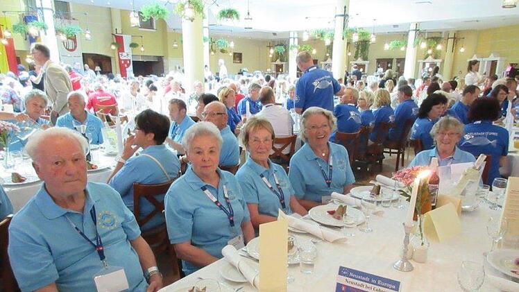 Abendessen an geschmackvoll eingedeckten und geschmückten Tischen Foto: Dieter Seyfarth