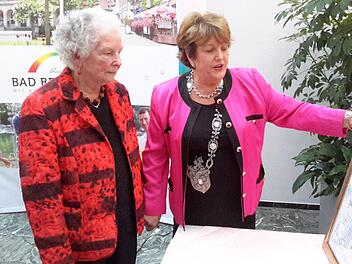 Vor knapp zwei Jahren ernannte Rathauschefin Brigitte Meyerdierks (rechts) die Bad Brückenauerin Else Prause (links) zur Ehrenbürgerin. Am Mittwoch, 27. Februar, feiert die bekannte Seniorin ihren 93. Geburtstag. Foto: Rolf Pralle