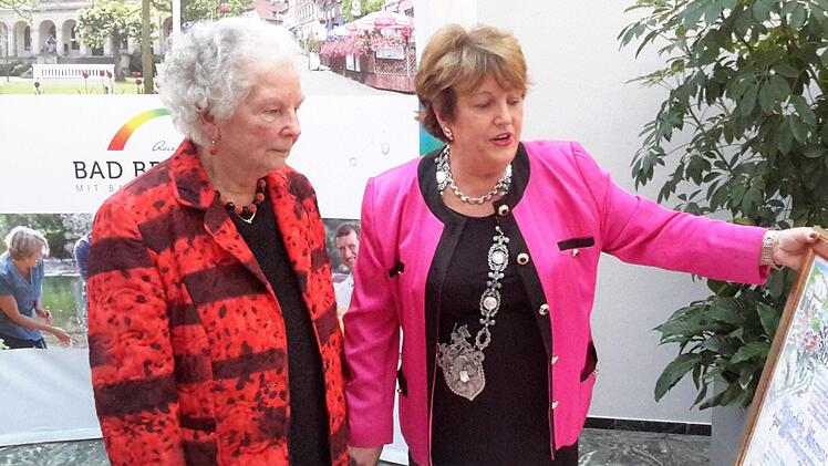 Vor knapp zwei Jahren ernannte Rathauschefin Brigitte Meyerdierks (rechts) die Bad Brückenauerin Else Prause (links) zur Ehrenbürgerin. Am Mittwoch, 27. Februar, feiert die bekannte Seniorin ihren 93. Geburtstag. Foto: Rolf Pralle