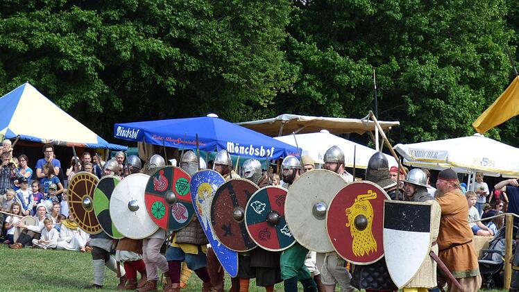 Sie spielen die historisch nachgewiesenen Feldschlacht zwischen den  Truppen König Heinrichs und Hezilos von Schweinfurt  nach.   Foto: Thomas Weichert