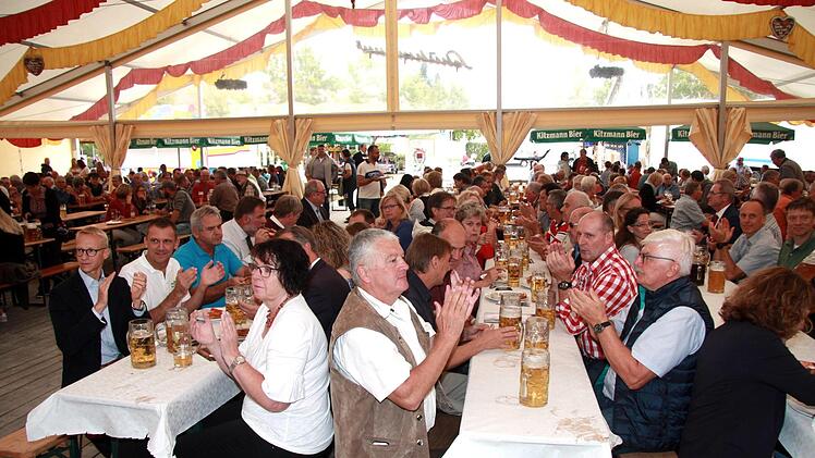 Wenn sich in Weisendorf am Kirchweihmontag die Honoratioren zum Frühschoppen treffen, ist der Sicherheitsdienst nicht unbedingt gefragt. An den Abenden soll aber ebenfalls nichts passieren.     Foto: Richard Sänger (Archiv)