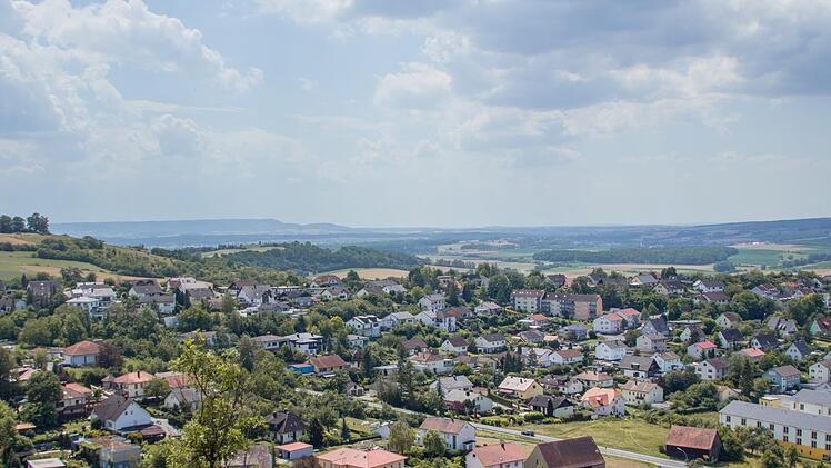 Blick vom Biergarten auf den Kirchturm.