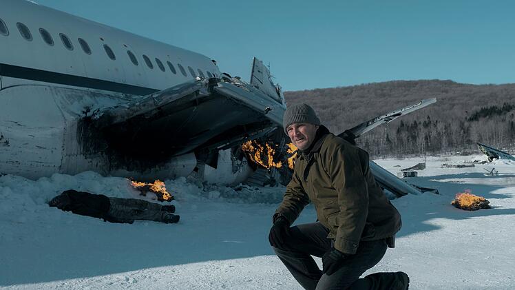 In den kargen Weiten Alaskas ist U.S. Marshall Frank Remnick (Jason Clarke) weitgehend auf sich alleine gestellt. Doch als ein Flugzeug mit Gefangenen an Bord einen Unfall hat, entkommen die gefährlichen Kriminellen.