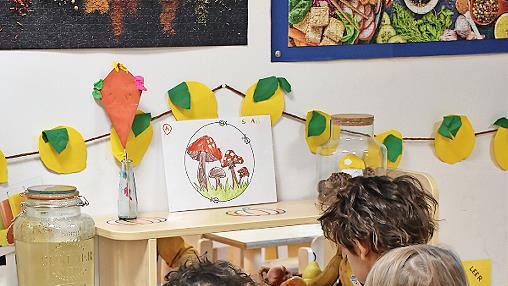 Die Kinder im Diakonie-Kinderhaus Luise Scheppler sind begeistert: In ihrem Kinderbistro steht jetzt ein Küchenbuffet genau richtig für ihre Größe. Eine Spende von „Franken helfen Franken“ hat die Anschaffung möglich gemacht.