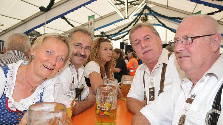 Elisabeth Ort, Franz-Peter  Schmidt mit Frau, Willi Oed und Alfred Trebisch hatten sich viel zu erzählen.