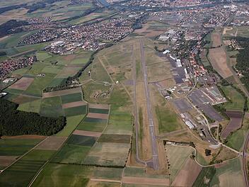 Etwa 200 Hektar umfasst die ehemalige Harvey-Kaserne. Das Kampfmittelräumkonzept bezieht sich derzeit nicht auf den Flugplatz.  Foto: Stadt