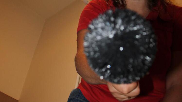 Marina Fink schwingt die Klobürste.