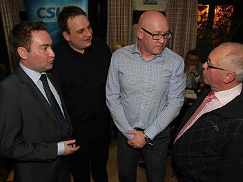 Das Spitzenquartett der Marktrodacher CSU: Michael Stöhr, Alexander Reif, Bürgermeisterkandidat Jörg Müller und Hubert Bähr blicken lachend der Zukunft entgegen und hoffen, dass die Anzahl der CSU-Räte im Marktrodacher Gremium gesteigert werden kann. Foto: Sonja Adam