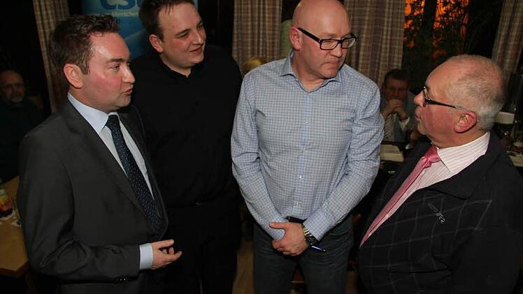 Das Spitzenquartett der Marktrodacher CSU: Michael Stöhr, Alexander Reif, Bürgermeisterkandidat Jörg Müller und Hubert Bähr blicken lachend der Zukunft entgegen und hoffen, dass die Anzahl der CSU-Räte im Marktrodacher Gremium gesteigert werden kann. Foto: Sonja Adam