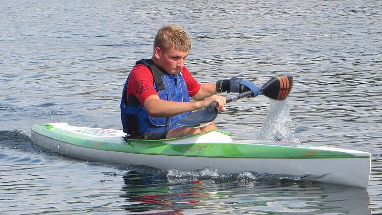 Maxi beim Flachwasserkanurennen: Der ehrgeizige 16-jährige Bad Brückenauer hat den nicht unbegründeten Optimismus, 2020 bei den Paralympics an den Start gehen zu können. Foto: privat