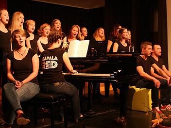 Der Jugendchor "Kapala Red" mit seiner Leiterin Anja Jäger am Flügel
