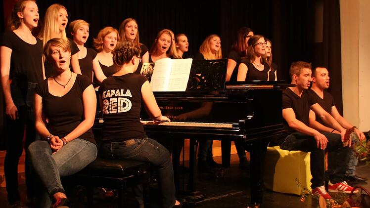 Der Jugendchor "Kapala Red" mit seiner Leiterin Anja Jäger am Flügel