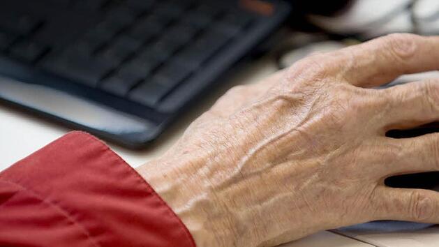 Mit der Flexi-Rente sollen Rentner zum Weiterarbeiten motiviert werden.  Foto: Foto: Tim Brakemeier/dpa