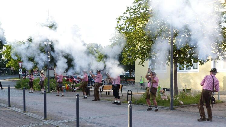 Unüberhörbar war die Böllergruppe "Die Maintalböllerer" der Schützengesellschaft Die Alten Treuen Neudrossenfeld, die den Festabend buchstäblich einschoss.  Foto: Klaus-Peter Wulf
