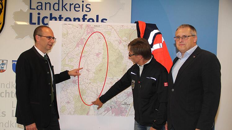 Am Samstag, 23. September, findet die größte Katastrophenschutzübung statt, die jemals im Landkreis Lichtenfels stattgefunden hat. Im Bild (v. li.) Landrat Christian Meißner, Kreisbrandinspektor Ottmar Jahn und Achim Liesausgerda Völk