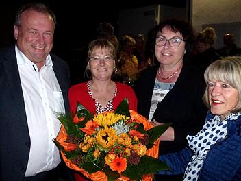 Bezirkstagskandidatin Dr. Ute Salzner sowie Kreisrätin Friederike Schönbrunn ließen Blumen sprechen. Walter Nussel und seine Frau Monika freuten sich sichtlich. Fotos: Richard Sänger