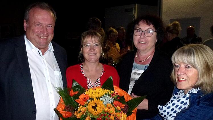 Bezirkstagskandidatin Dr. Ute Salzner sowie Kreisrätin Friederike Schönbrunn ließen Blumen sprechen. Walter Nussel und seine Frau Monika freuten sich sichtlich. Fotos: Richard Sänger