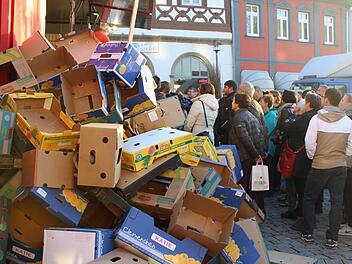 Leere Kartons, verkaufte Ware und ein letztes Publikum - auch die Marktschreier dürften mit dem Abschluss des verkaufsoffenen Sonntags zufrieden sein. Foto: Markus Häggberg