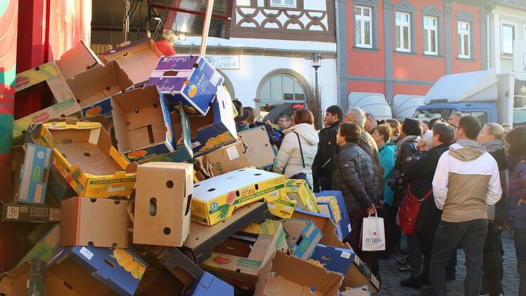 Leere Kartons, verkaufte Ware und ein letztes Publikum - auch die Marktschreier dürften mit dem Abschluss des verkaufsoffenen Sonntags zufrieden sein. Foto: Markus Häggberg