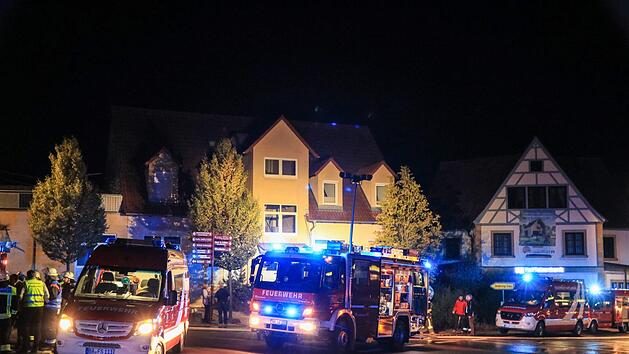 In einem Wohn- und Gesch&auml;ftshaus kam es zu einem Brand. Alle Bewohner wurden evakuiert. Foto: NEWS5 / Merzbach