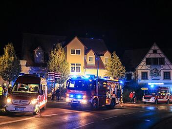 In einem Wohn- und Geschäftshaus kam es zu einem Brand. Alle Bewohner wurden evakuiert. Foto: NEWS5 / Merzbach