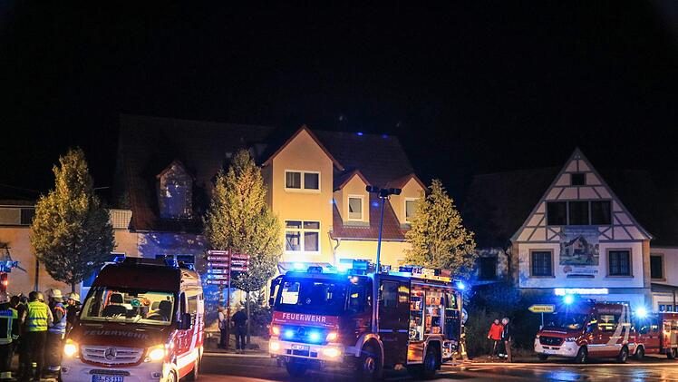 In einem Wohn- und Geschäftshaus kam es zu einem Brand. Alle Bewohner wurden evakuiert. Foto: NEWS5 / Merzbach