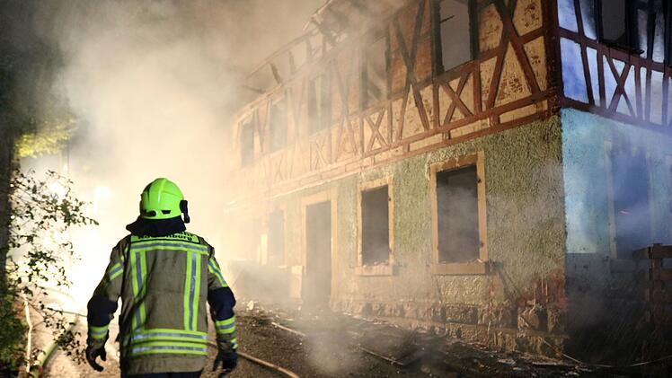 Gebäude nach Feuer völlig zerstört