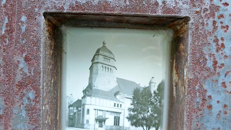 In das begehbare Mahnmal am Synagogenplatz ist ein Bild der noch intakten fünften Bamberger Synagoge eingelassen, die die Nazis 1938 geschändet haben.  Fotos: Marion Krüger-Hundrup