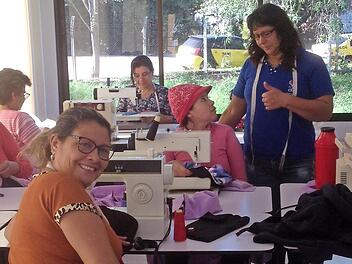 Die Frauen, die einen Nähkurs erfolgreich abgeschlossen haben, bekommen eine Nähmaschine und Zubehör geschenkt.